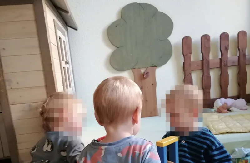 Kinder spielen gemeinsam im liebevoll gestalteten Spielzimmer der Kindertagespflege Am Bienertpark in Dresden