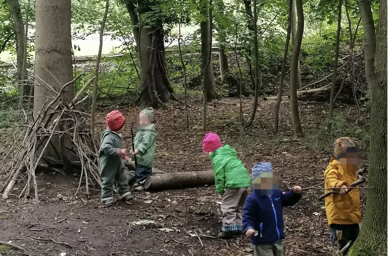 Kinder der Kindertagespflege Am Bienertpark erkunden gemeinsam den Wald an der Weißeritz – Naturpädagogik in Dresden-Plauen